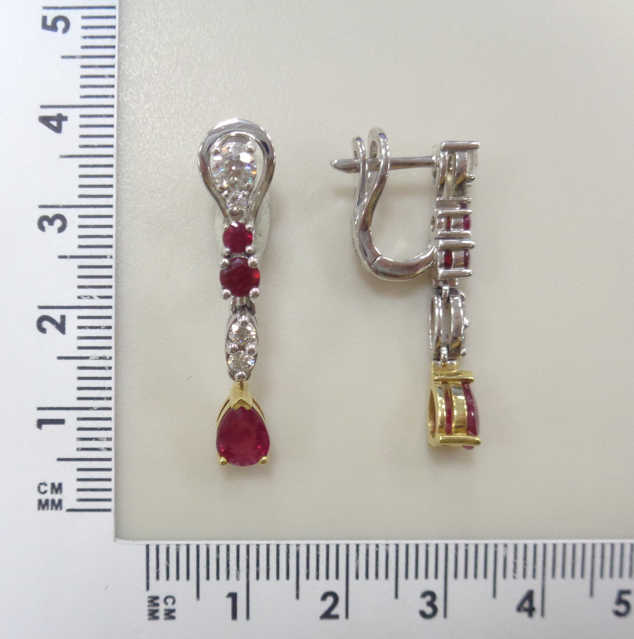 Серьги из комбинированного золота с рубинами